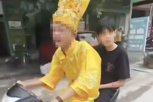 'Táo giao thông' phóng xe không mũ, bị Cảnh sát giao thông xử phạt hàng loạt lỗi