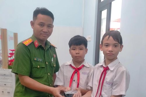 Nhặt được ví tiền, hai học sinh tìm cách trả lại người đánh rơi