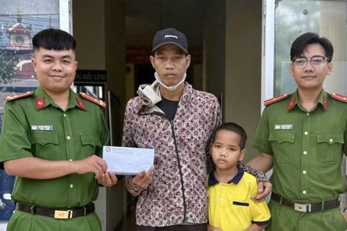 Lan tỏa hình ảnh đẹp của Công an cơ sở từ những việc làm giản dị