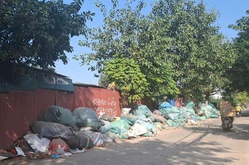 Hà Nội: Rác thải chất đống bên đường do phí thu quá thấp?