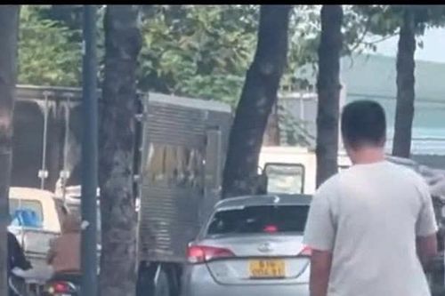 Clip: Ôtô chạy trên vỉa hè ở TP.HCM