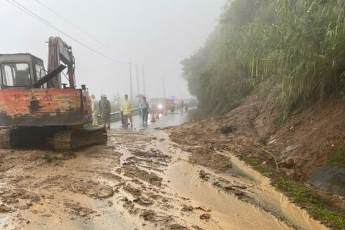 Khẩn trương khắc phục sạt lở đèo Violăk, Quảng Ngãi