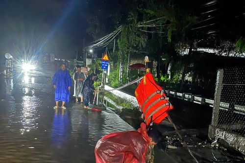 Xã Nam Cam Ranh: Mưa lớn gây ngập một phần Quốc lộ 27B, tàu dừng hoạt động chờ nước rút