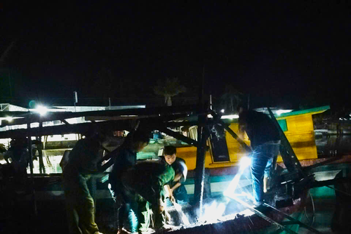 Cà Mau: Đồn Biên phòng Sông Đốc hỗ trợ người dân chữa cháy tàu cá