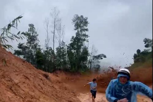 Lại xảy ra sạt lở núi khiến nhiều người hốt hoảng bỏ chạy