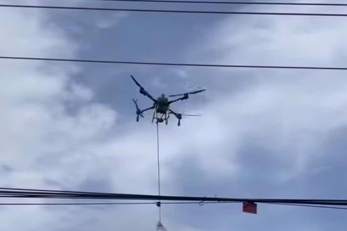 Dùng drone tiếp tế cho người dân bị cô lập ở Đắk Lắk