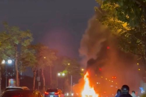 Đang lưu thông, ô tô bốc cháy giữa trời mưa