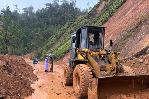 Đà Nẵng: Công an xã vượt đường lở núi, đưa bệnh nhân đi cấp cứu