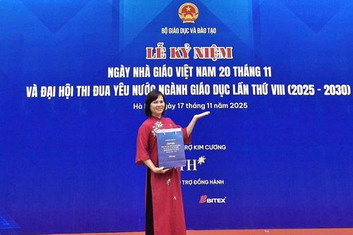 Cô giáo Trần Thị Thoan được Bộ Giáo dục và Đào tạo tôn vinh nhà giáo có thành tích xuất sắc trong dạy học