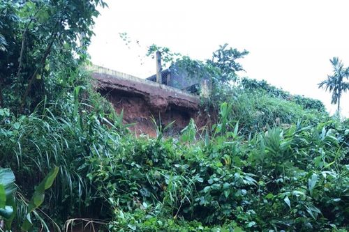 Quảng Ngãi: Di dời khẩn cấp 400 học sinh do sạt lở