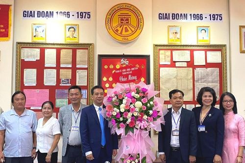 Phó Chủ tịch UBND thành phố Trần Hữu Thùy Giang thăm, chúc mừng Ngày Nhà giáo Việt Nam