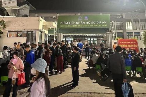 Chen lấn xuyên đêm giành suất mua nhà ở xã hội: Cơn khát an cư ngày càng căng thẳng
