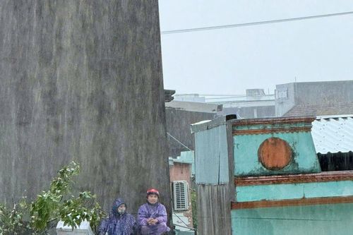 Dân vùng mưa lũ Gia Lai co ro trên mái nhà, lực lượng chức năng xuyên đêm cứu hộ
