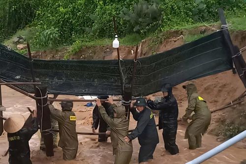 Huy động tối đa phương tiện ứng cứu người dân trong lũ