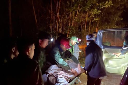 5 tiếng băng rừng đưa sản phụ tới trung tâm xã sinh con an toàn