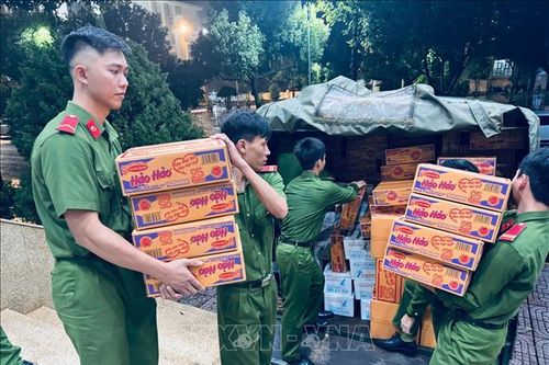 Gấp rút vận chuyển hàng hóa, phát lương thực cho người dân vùng lũ, bị cô lập