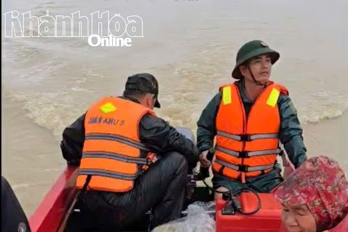 Ban Chỉ huy Phòng thủ khu vực 1 - Ninh Hòa kịp thời dùng ca nô vượt lũ chở người bị nạn đi cấp cứu