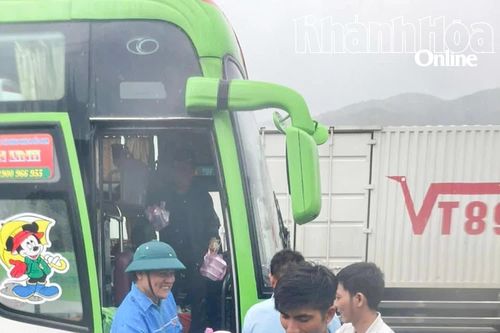 Xã Đại Lãnh hỗ trợ nhu yếu phẩm cho hành khách mắc kẹt trong mưa lũ