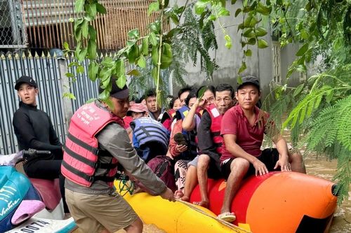 Đã đưa hơn 100 người dân bị cô lập xã Phước Hậu đến nơi tránh trú an toàn