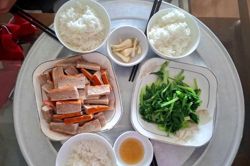 Mâm cơm lèo tèo rau xanh vì giá đắt đỏ