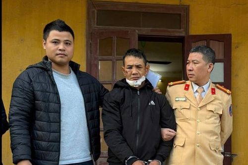 Phát hiện ma túy và súng giấu trong cốp xe máy sau cú va chạm với xe đầu kéo