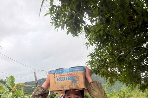 Khánh Hòa: Công an vượt hơn 100km cứu trợ người dân vùng 'rốn lũ'