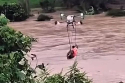Giải cứu kịp thời người dân mắc kẹt trên cù lao giữa dòng sông Sêrêpốk