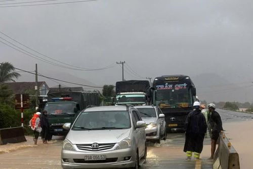 Quốc lộ 1 khu vực Vạn Ninh đang kẹt xe hơn 20km
