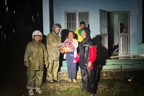 Hội Phụ nữ xã Tây Ninh Hòa vận động quà cứu trợ người dân bị ảnh hưởng bởi mưa lụt