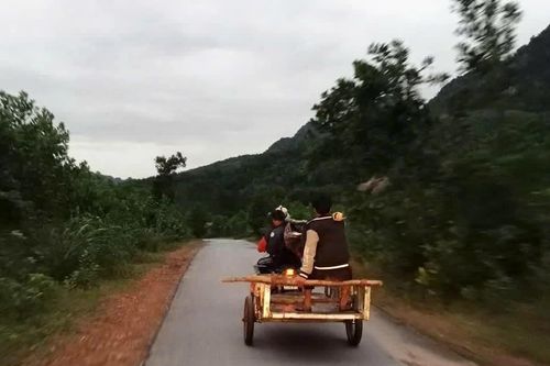 Hàng chục thanh niên xã Hướng Phùng xuyên đêm đưa sản phụ vượt lũ đến bệnh viện