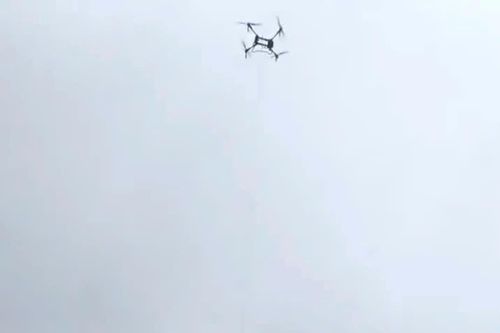 Dùng drone cứu người đàn ông mắc kẹt giữa dòng lũ dữ ở Đắk Lắk