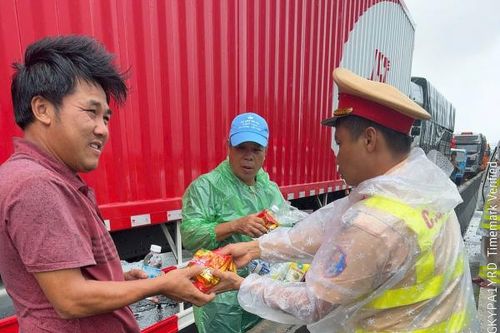 CSGT Khánh Hòa hỗ trợ hàng trăm suất ăn cho người dân trên xe ô tô tạm dừng do ảnh hưởng lũ lụt