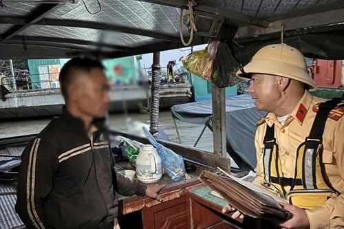 Xử lý 4 trường hợp khai thác thủy sản bằng điện trên sông Cấm