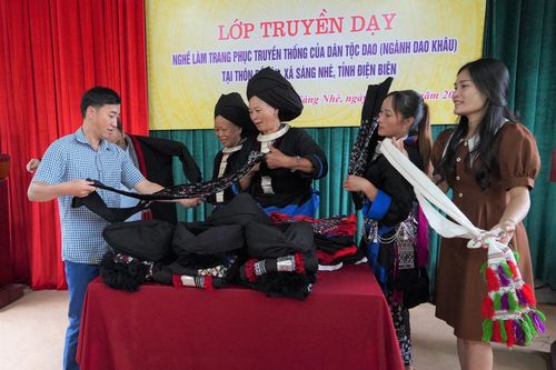 Gìn giữ bản sắc dân tộc từ sắc phục truyền thống