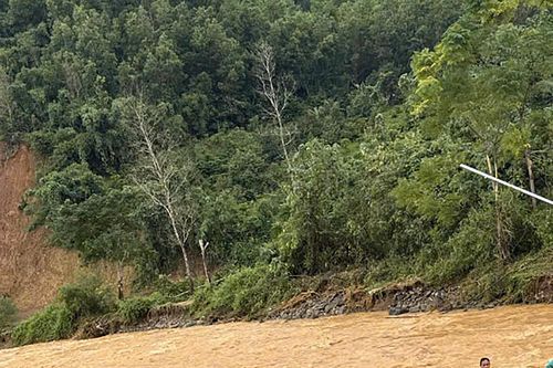 Xã Khánh Sơn có 124 hộ dân ở thôn Tà Lương vẫn đang bị cô lập