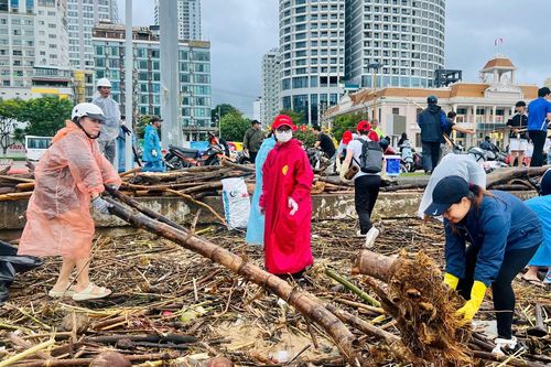 Gần 300 tình nguyện viên ngành du lịch dọn rác trên bãi biển Nha Trang sau mưa lũ