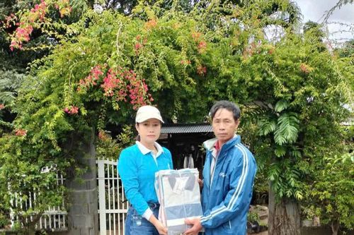Hội Liên hiệp Phụ nữ xã Cam An tặng quần áo mới hỗ trợ người dân bị ảnh hưởng bởi mưa lụt