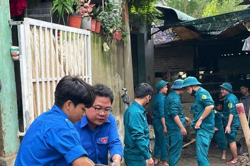Đoàn phường Phan Rang phối hợp ra quân hỗ trợ người dân dọn nhà sau mưa lũ