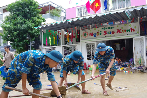 Trường Sĩ quan Không quân chung sức giúp dân khắc phục hậu quả mưa lũ