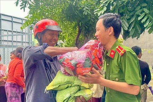 Hàng chục nghìn phần quà hỗ trợ đến với người dân vùng lũ