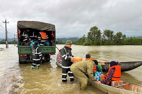 Trung đoàn Cảnh sát cơ động Tây Nguyên hỗ trợ người dân vùng lũ Đắk Lắk