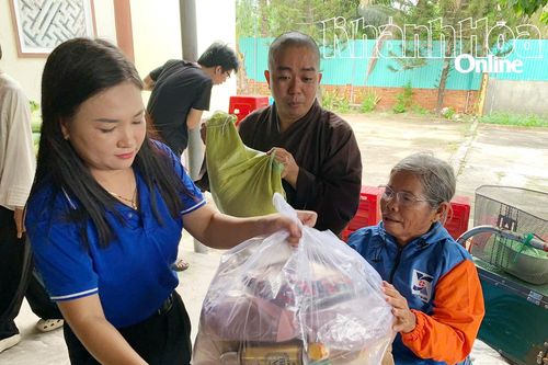 Xã Ninh Phước phối hợp tặng 200 phần quà cho người dân có hoàn cảnh khó khăn
