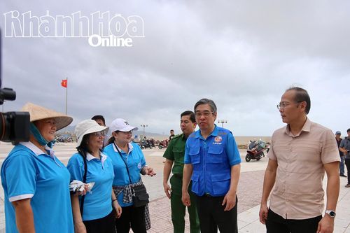 Thăm, động viên lực lượng TP. Hồ Chí Minh hỗ trợ Khánh Hòa khắc phục hậu quả mưa lũ