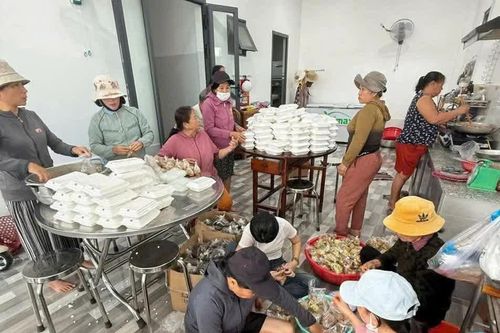 Hội Liên hiệp Phụ nữ phường Đông Ninh Hòa vận động các nguồn lực hỗ trợ người dân vùng ngập lụt