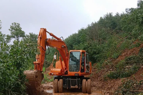 Lữ đoàn Công binh 270 và Lữ đoàn Phòng không 573 (Quân khu 5) giúp dân khắc phục hậu quả mưa, lũ