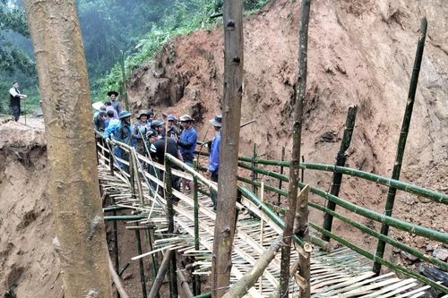 Người dân Trà Đốc làm cầu, đường tạm để qua điểm sạt lở