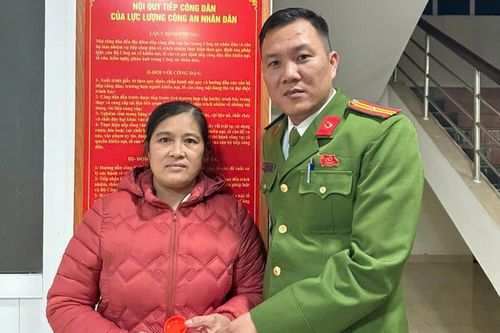 Phát hiện hộp trang sức trong túi áo khoác gửi tặng người dân vùng lũ