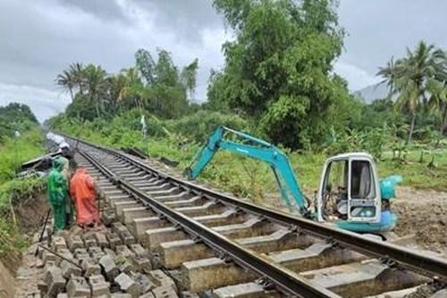 Còn nhiều tuyến đường bộ, đường sắt chưa thông do mưa lũ ở Trung Bộ