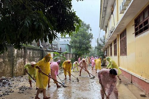 CSGT TP Hồ Chí Minh sát cánh cùng người dân Quy Nhơn khắc phục hậu quả mưa lũ