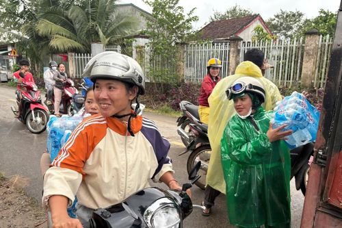 Nhiều quà hỗ trợ được trao cho người dân xã Trung Khánh Vĩnh ảnh hưởng bởi mưa lũ